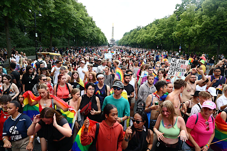 Menschen nehmen an der Christopher-Street-Day-Demonstration unter dem Motto „United in Love“ in Berlin am 23. Juli 2022 teil. Hunderttausende feiern auf der Abschlusskundgebung vor dem Brandenburger Tor.