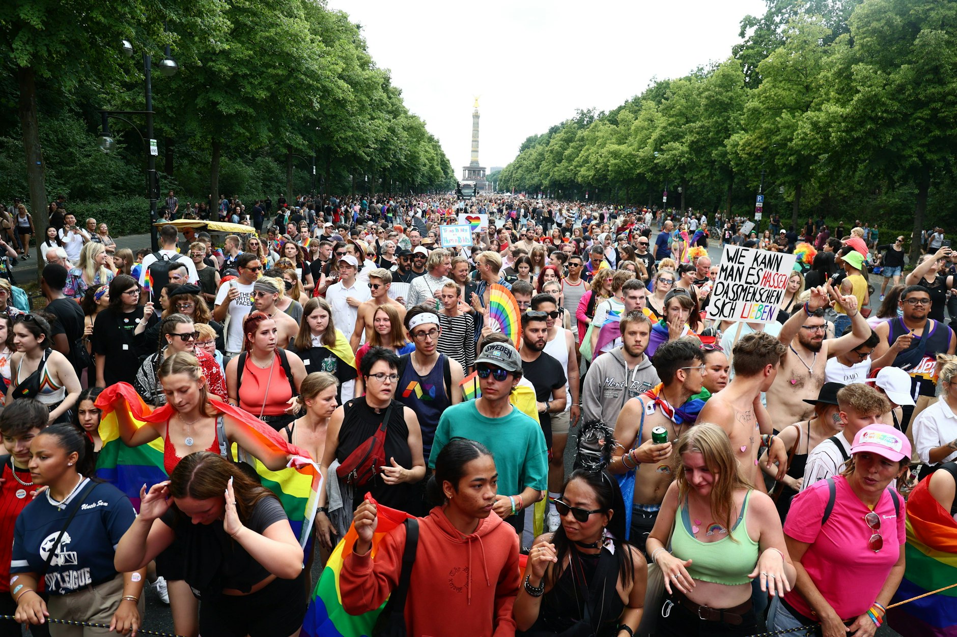 Menschen nehmen an der Christopher-Street-Day-Demonstration unter dem Motto „United in Love“ in Berlin am 23. Juli 2022 teil. Hunderttausende feiern auf der Abschlusskundgebung vor dem Brandenburger Tor.