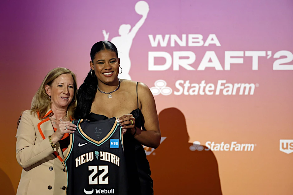 ARCHIV - Nyara Sabally (r) 2022 nachdem sie vom Team New York Liberty als fünfte Spielerin beim WNBA-Draft ausgewählt wurde.  
