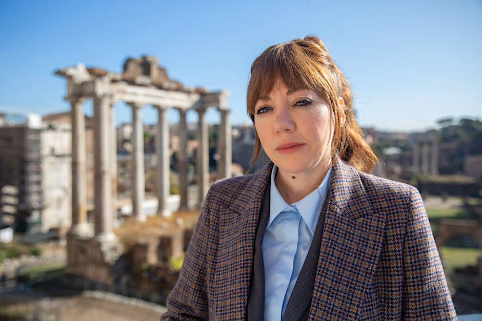 Philomena Cunk (gespielt von Diane Morgan) moderiert die BBC-Produktion „Cunk on Earth“. 