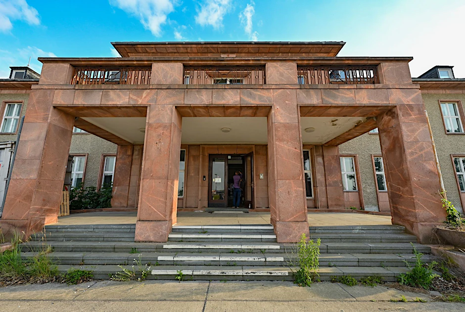 ARCHIV - Das ehemalige Generalshotel am früheren Flughafen Schönefeld, dem heutigen Flughafen Berlin Brandenburg (BER).  