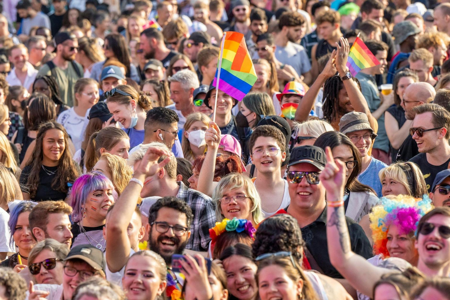 Zahlreiche Menschen feiern beim Christopher Street Day (CSD) vor der Bühne am Brandenburger Tor.