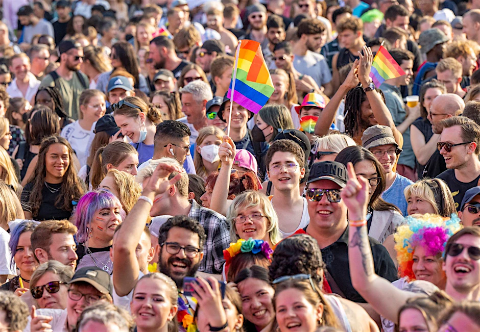 Zahlreiche Menschen feiern beim Christopher Street Day (CSD) vor der Bühne am Brandenburger Tor.