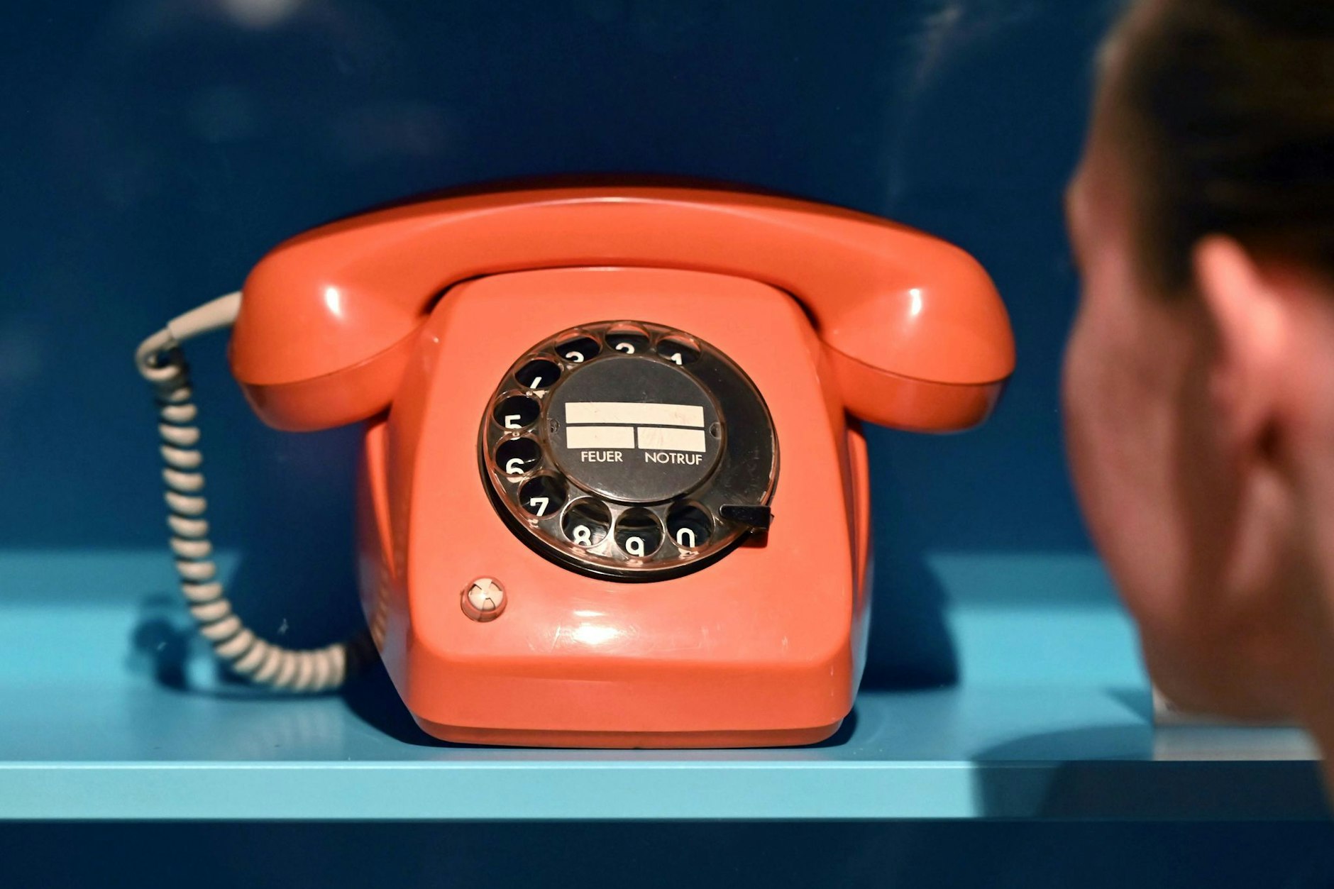 Vor ein paar Jahrzehnten hat man selbst als Redakteur mit solch einem Ding gearbeitet. Heute steht es im Museum, wie auch die alten Schreibmaschinen.