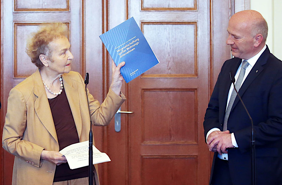 Herta Däubler-Gmelin (l), Vorsitzende der Expertenkommission, überreicht Kai Wegner den Abschlussbericht der Expertenkommission.  