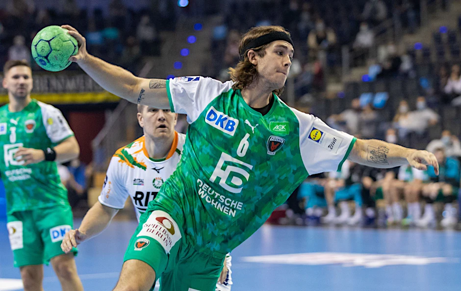 ARCHIV - Jacob Tandrup Holm wirft den Ball auf das Tor.  