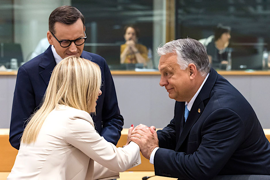 Viktor Orbán (r), Ministerpräsident von Ungarn, spricht mit Giorgia Meloni (l), Ministerpräsidentin von Italien, und Mateusz Morawiecki (hinten), Ministerpräsident von Polen, beim EU-Asylgipfel.&nbsp;