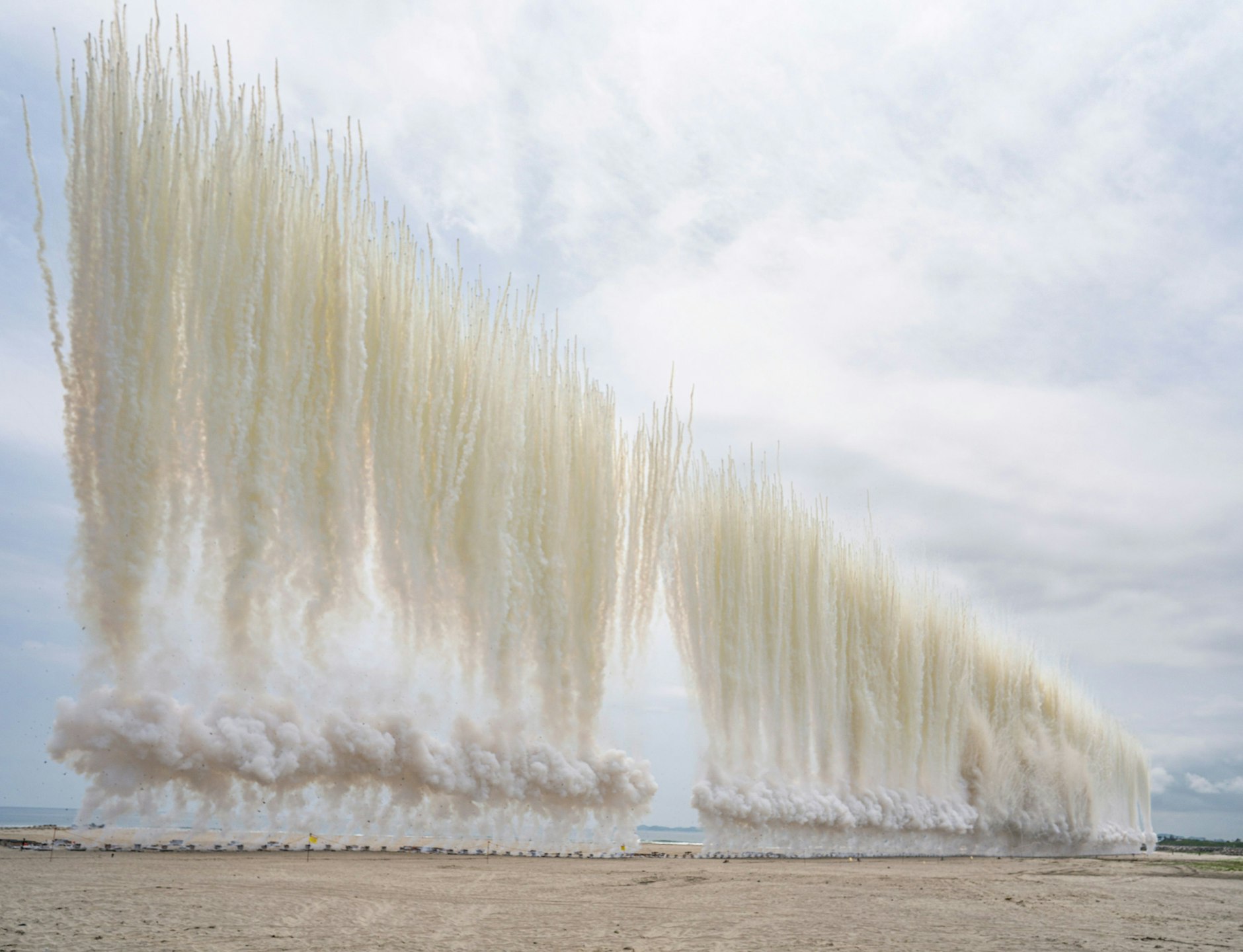 Mit einer Ausdehnung von 60 mal 150 Meter groß, erhob sich der weiße Rauch als Denkmal hier am Yotsukura Beach, in der Nähe von Fukushima.
