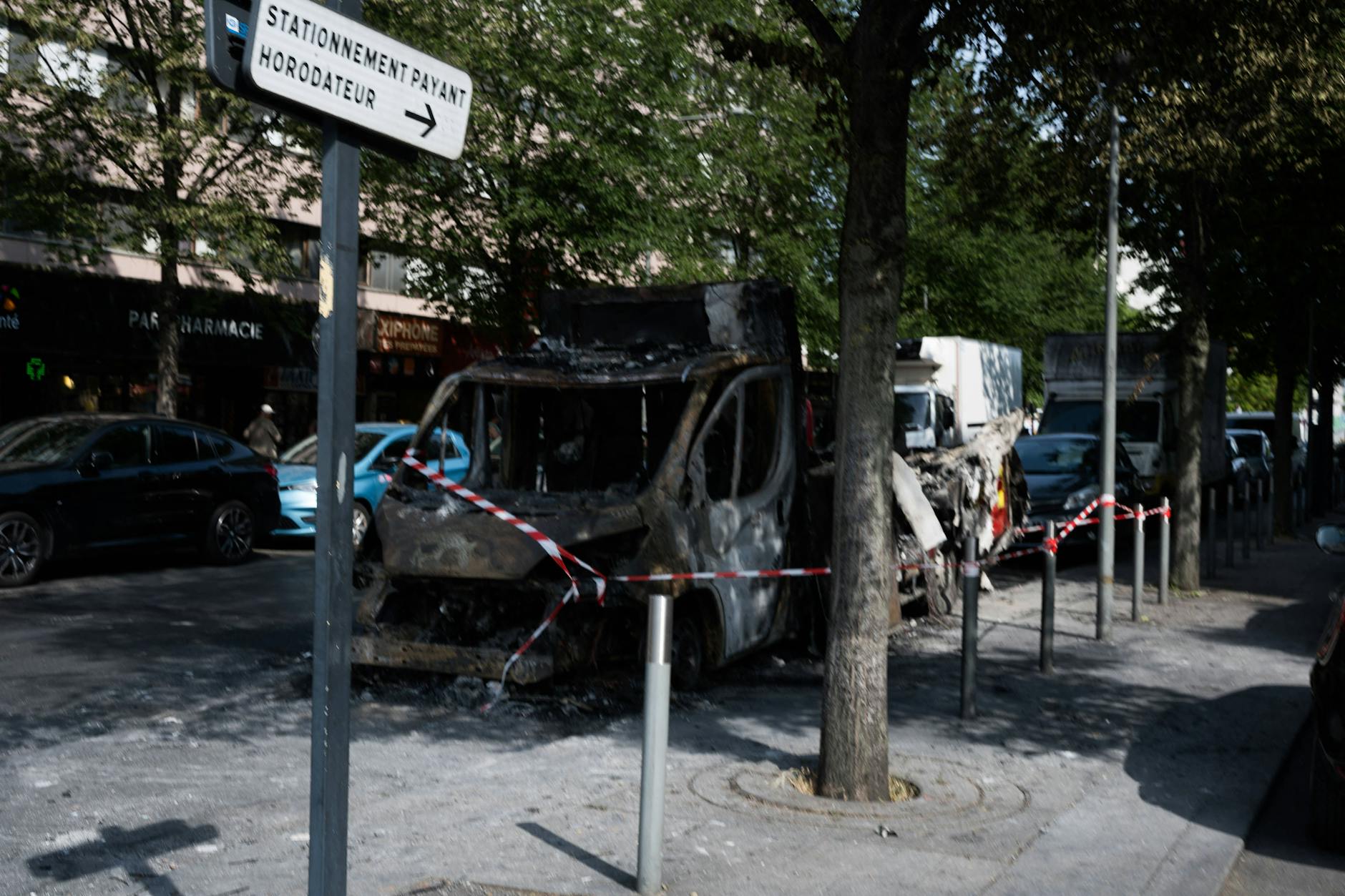 Abgebrannte Fahrzeuge und von Demonstranten zerstörte Geldautomaten in Argenteuil.