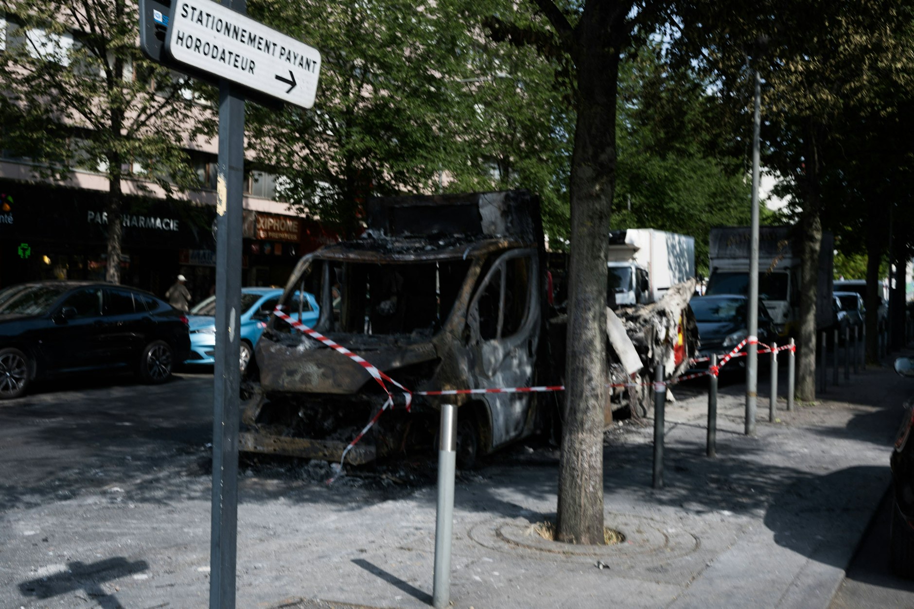 Abgebrannte Fahrzeuge und von Demonstranten zerstörte Geldautomaten in Argenteuil.