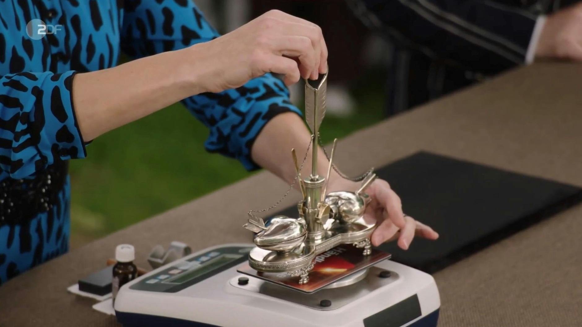 Fürs Wiegen muss „Bares für Rares“-Expertin Wendela Horz improvisieren: Ohne Händlerkarte hätte die Saliere nicht auf die Waage gepasst.