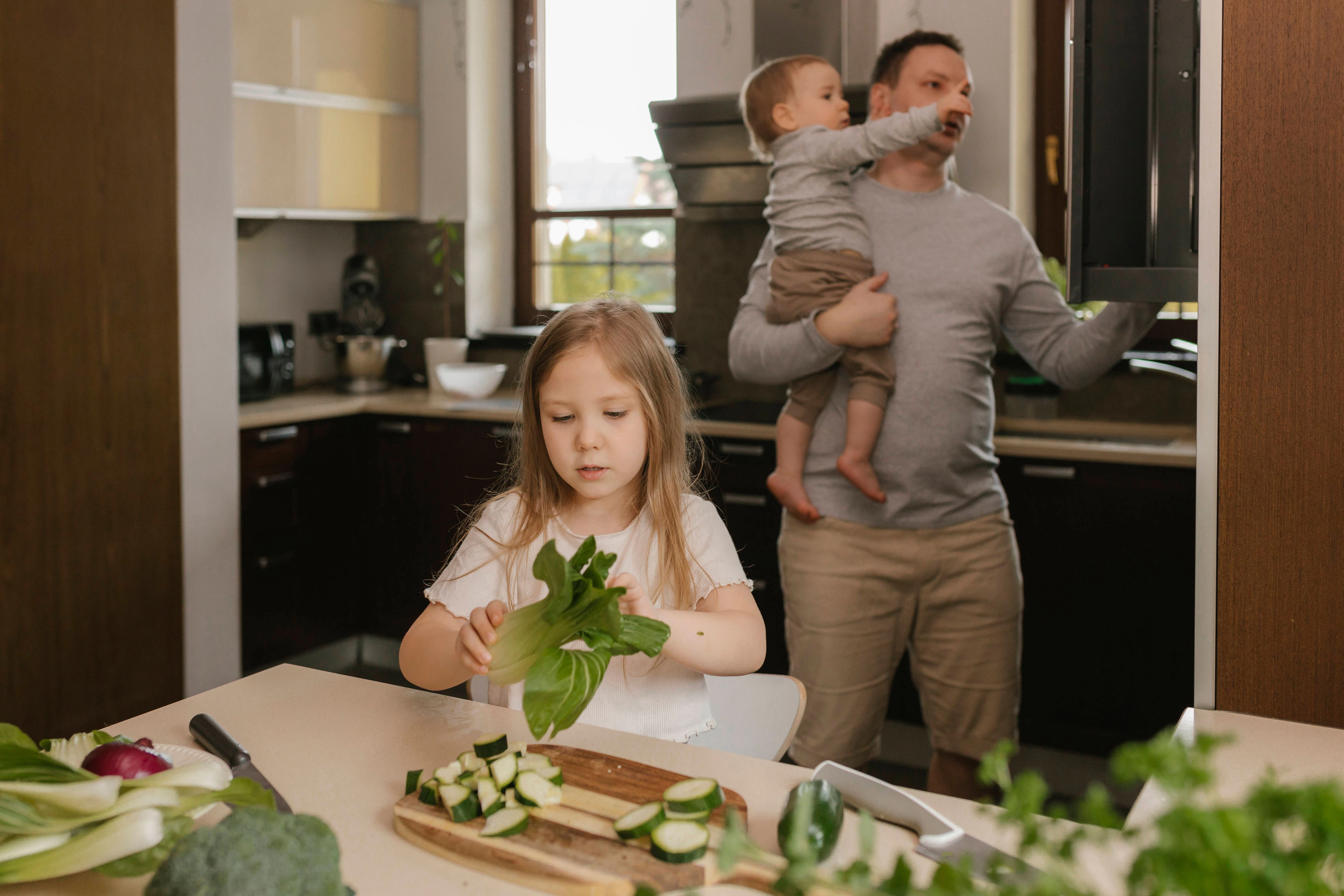 Vater kocht mit seinen Kindern
