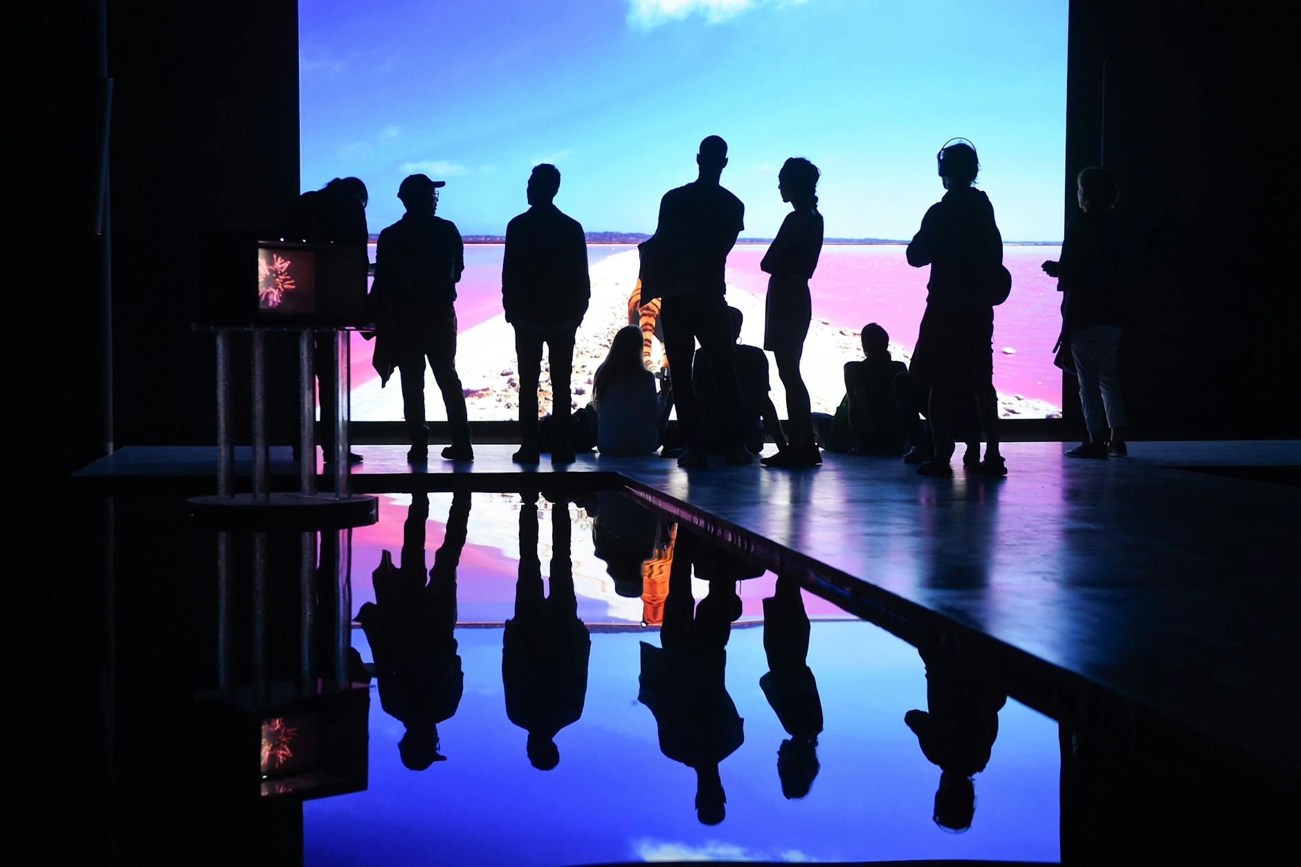 Seit 1996 aller zwei Jahre ein unverzichtbarer Berliner Kunstmagnet für die ganze Welt: Biennale-Flair in den KW Auguststraße.