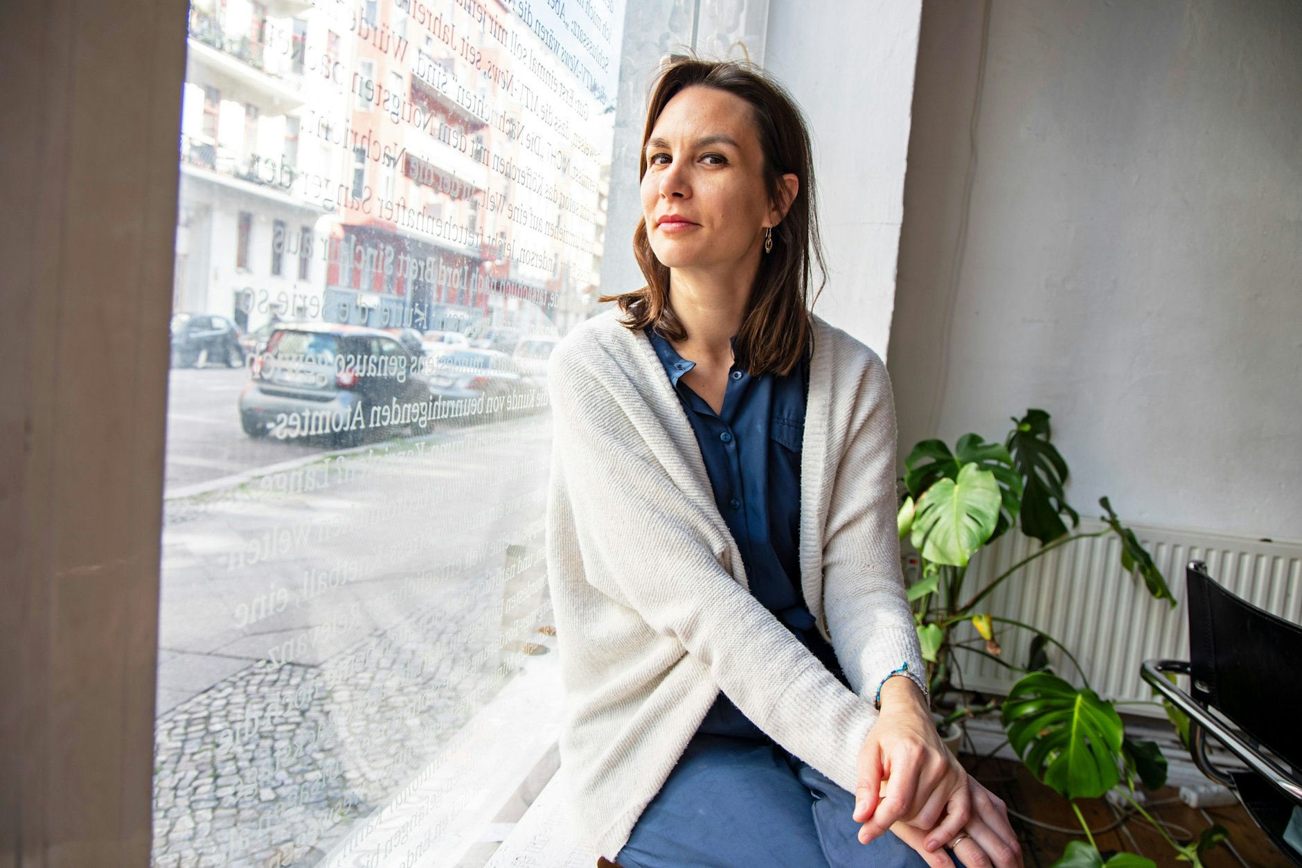 Die Wissenschaftlerin Jana Costas in einem Ladenlokal in Berlin-Kreuzberg