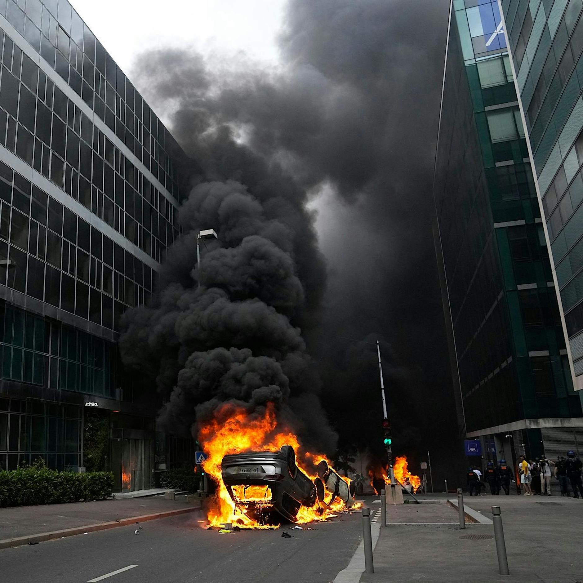 Frankreich in Flammen: Videos von Plünderungen, Brandschatzungen und Schusswechseln