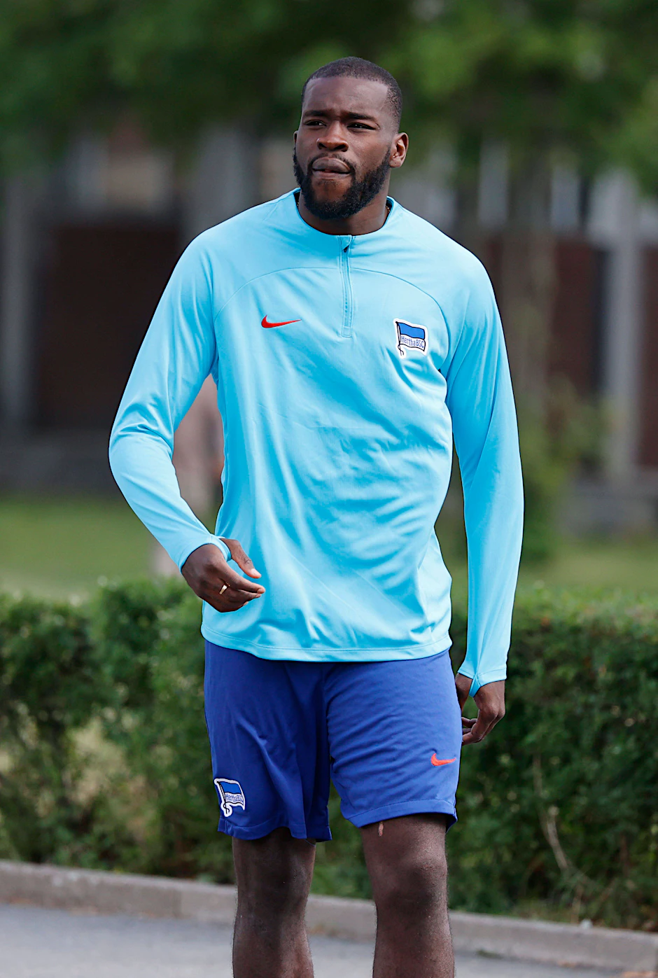 Herthas Stürmer Wilfried Kanga blieb wegen Muskelproblemen in der Kabine und ließ sich untersuchen.
