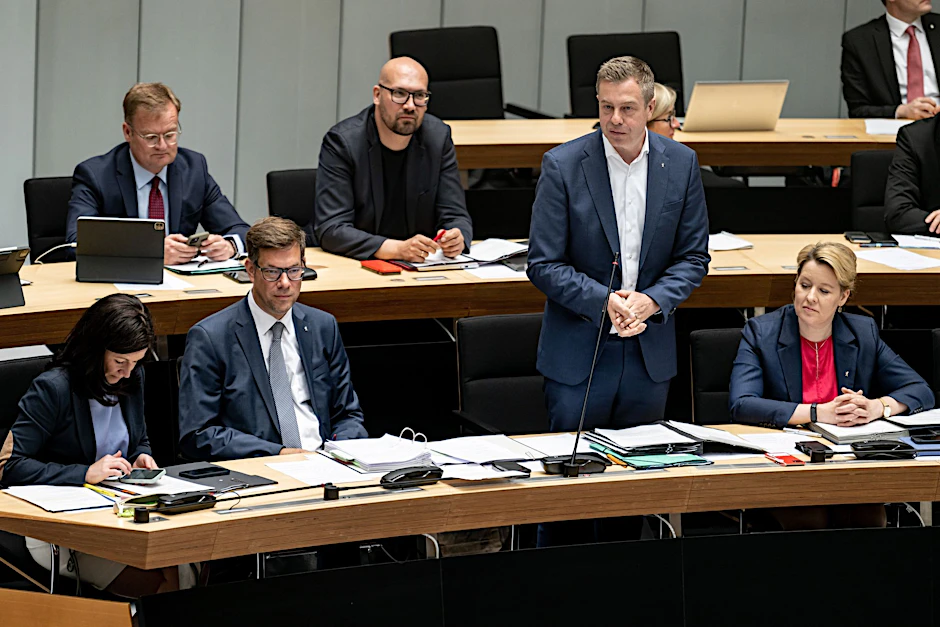 ARCHIV - Berliner Senator für Finanzen Stefan Evers spricht in der Plenarsitzung des Berliner Abgeordnetenhauses.  