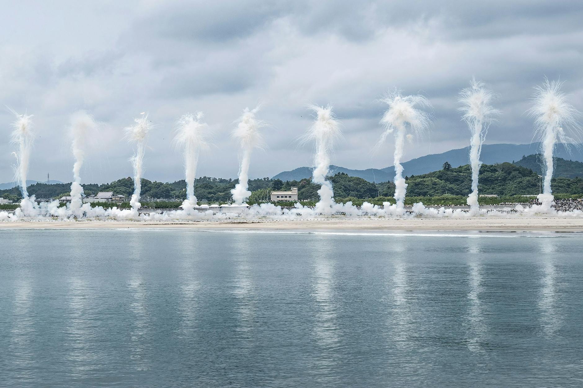 Außerdem wurden zwölf weiße Chrysanthemen-Feuerwerkskörper gezündet, zum Gedenken an die Opfer der Katastrophe von 2011.