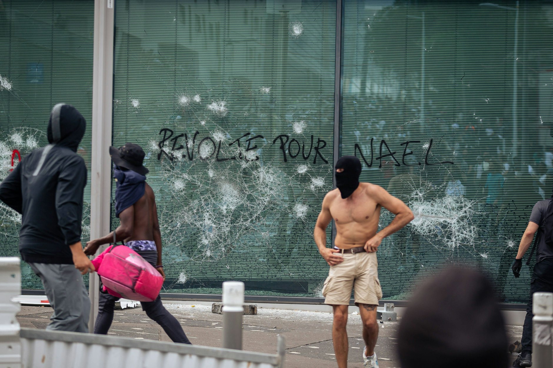 Der Slogan „Aufstand für Nahel“ steht auf einem eingeworfenen Fenster in Paris.