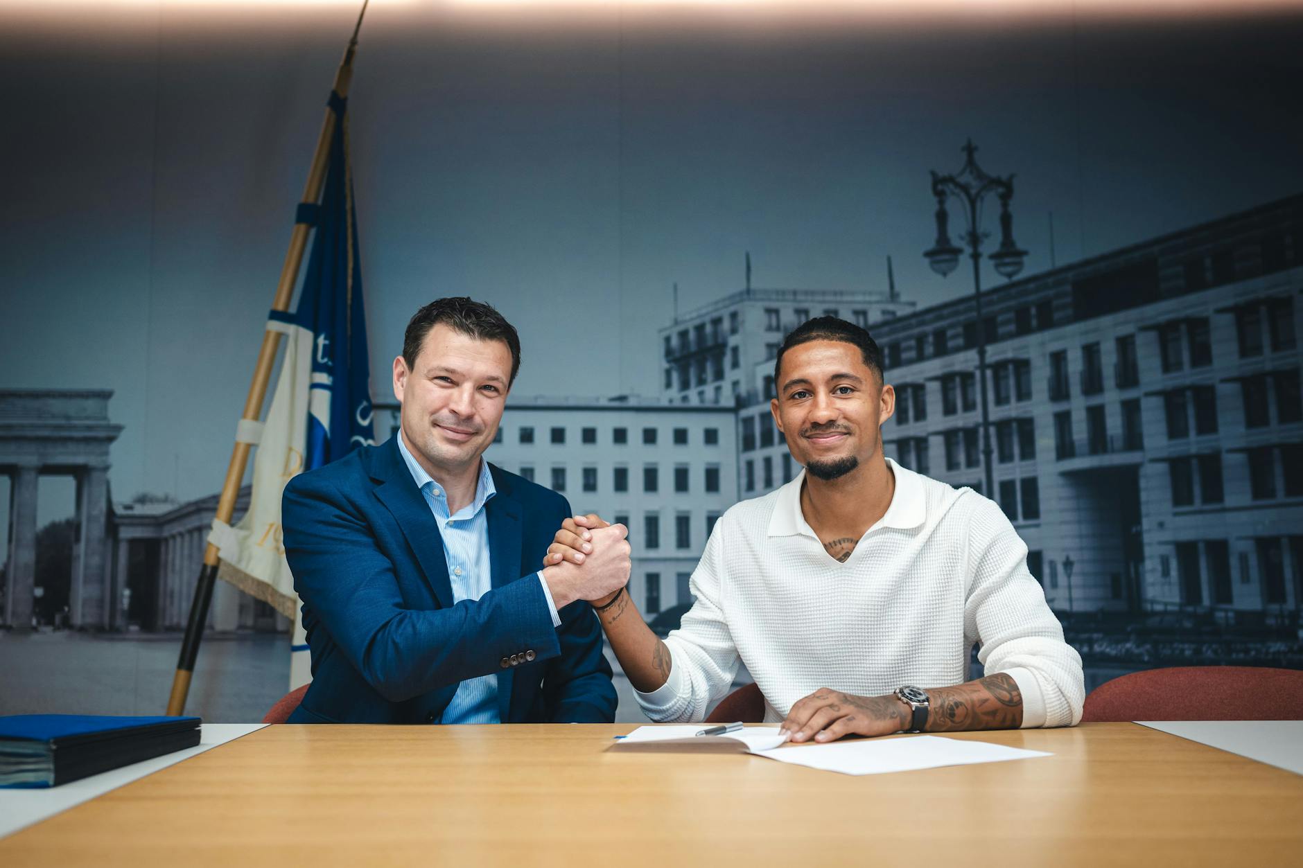 Jeremy Dudziak und Herthas Sportdirektor Benjamin Weber bei der Vertragsunterschrift.