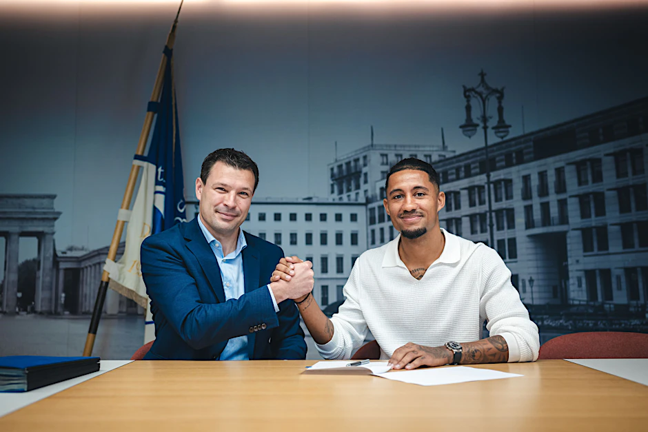 Jeremy Dudziak und Herthas Sportdirektor Benjamin Weber bei der Vertragsunterschrift.