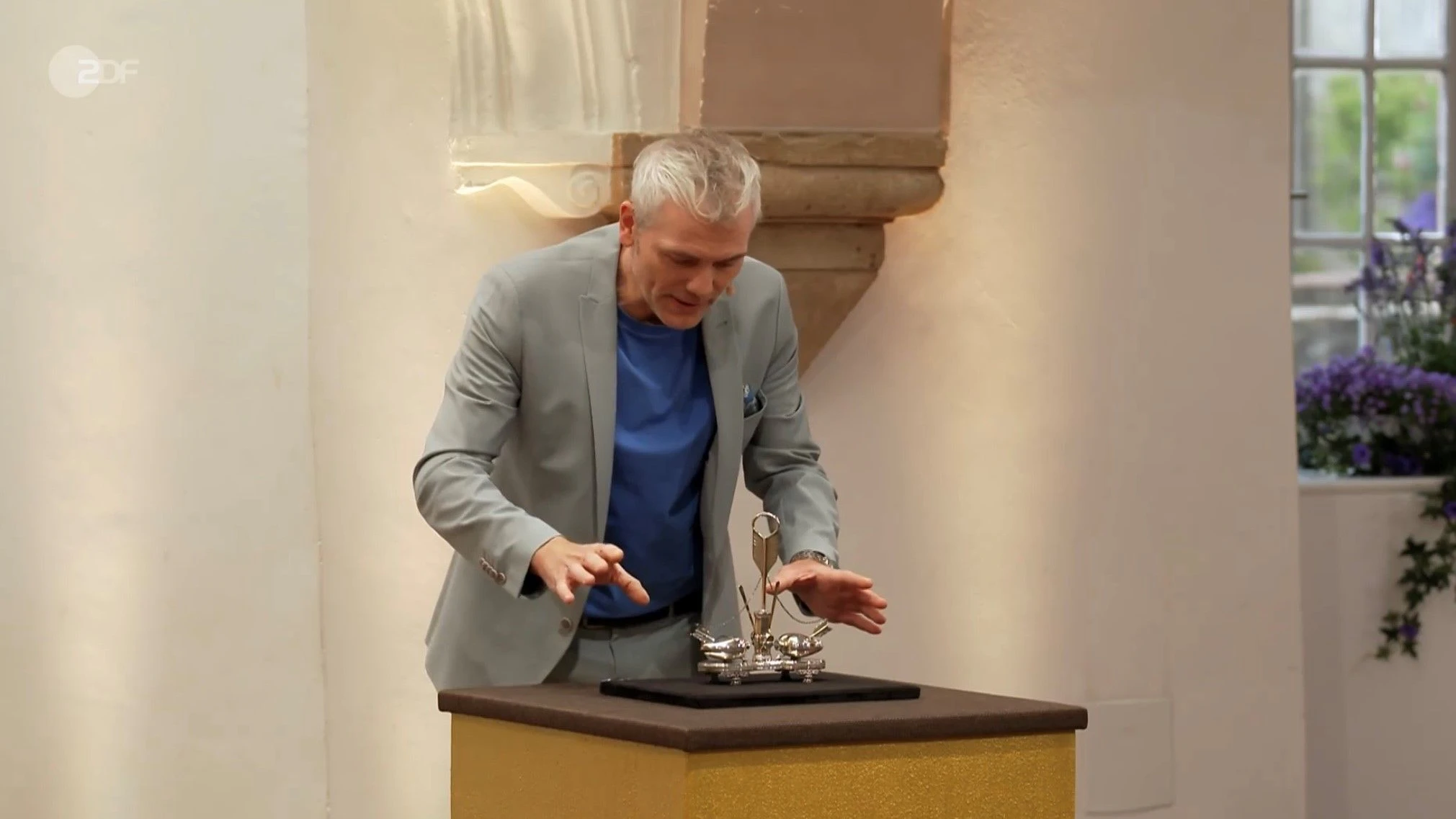 „Bares für Rares“-Händler Christian Vechtel enthüllt die Saliere und ist begeistert. 
