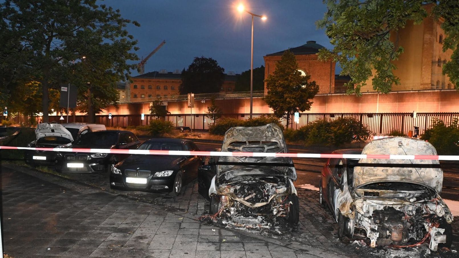 An der JVA in Moabit brannten wieder Autos.