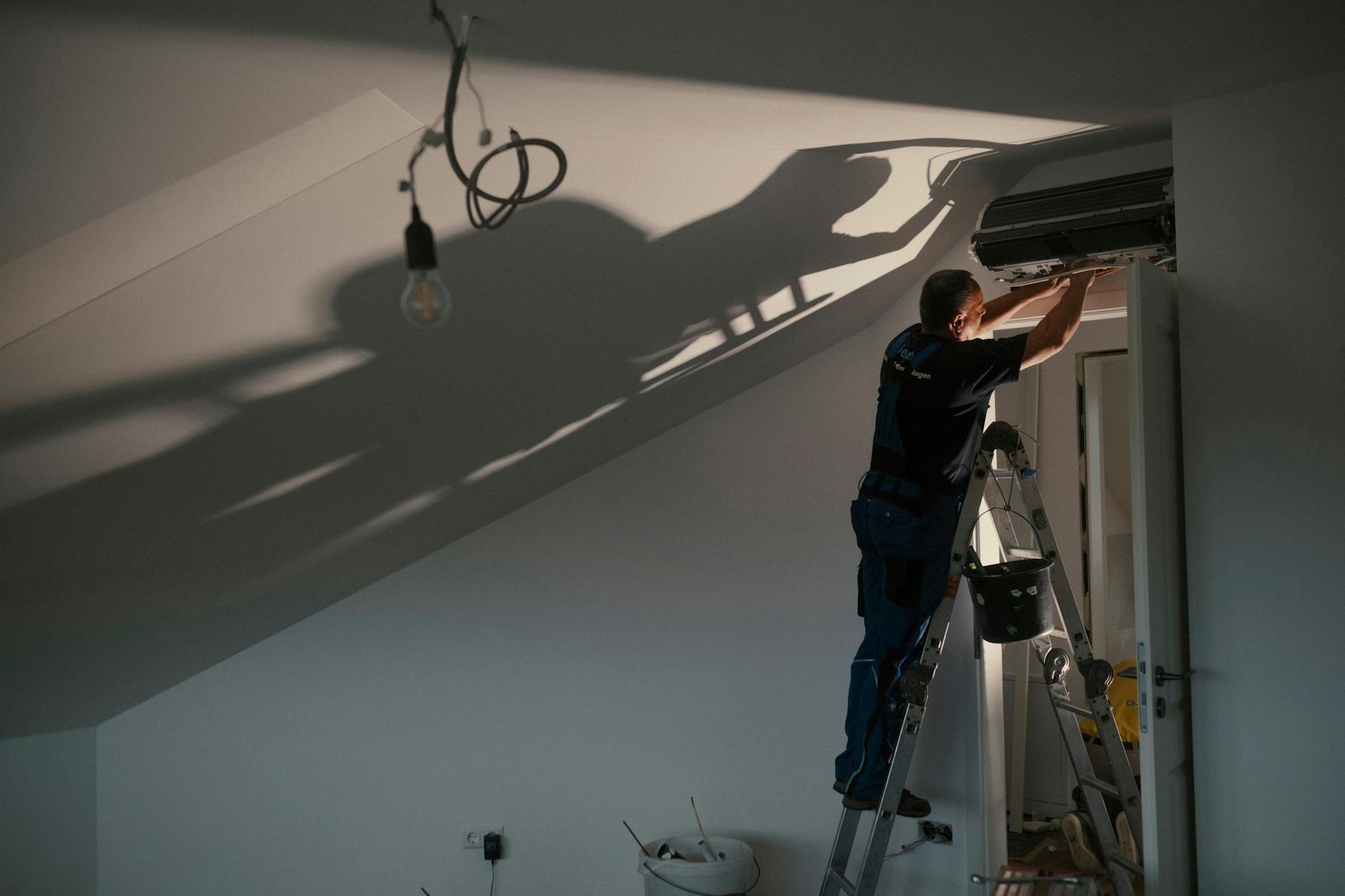 Das nimmt Zeit in Anspruch: Obermonteur Thomas Wenzel installiert die Innengeräte der Split-Klimaanlage.