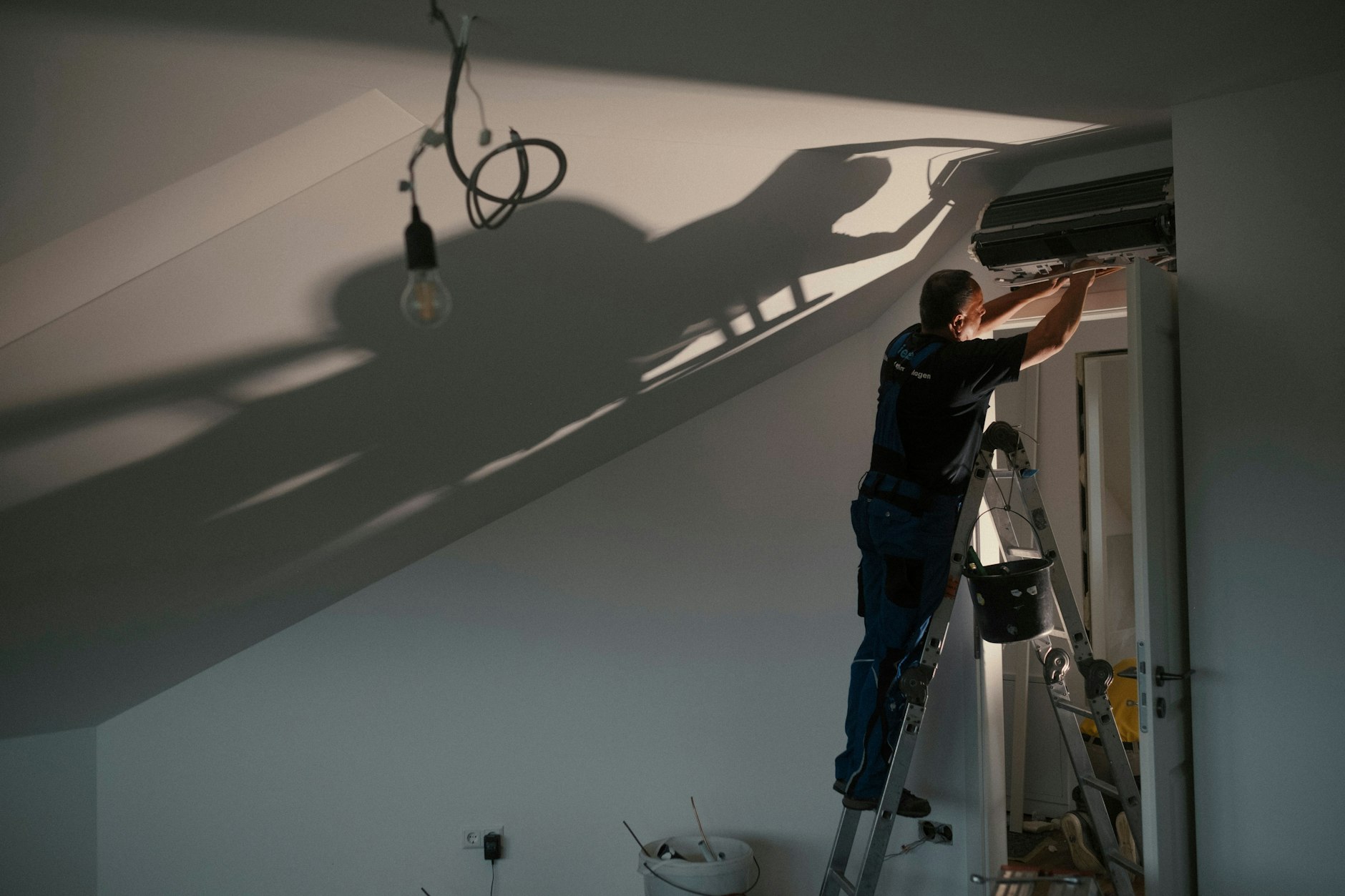 Das nimmt Zeit in Anspruch: Obermonteur Thomas Wenzel installiert die Innengeräte der Split-Klimaanlage.