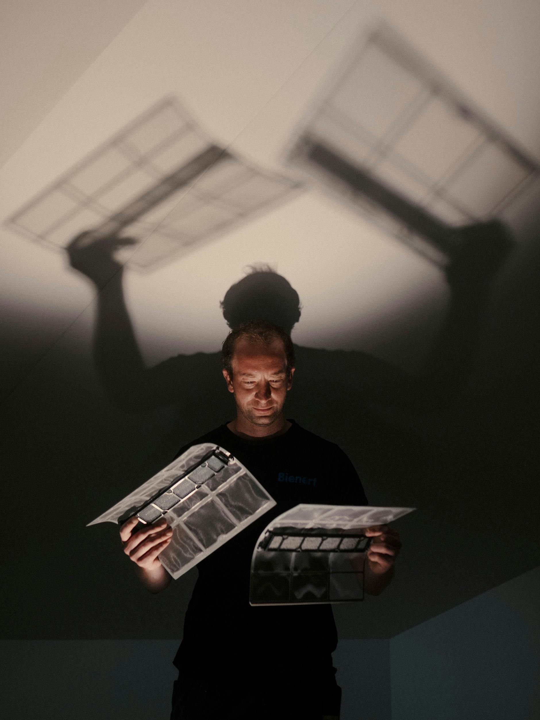 Geschäftsführer Pierre Angermüller mit den Staubfiltern für die insgesamt drei Innengeräte der Klimaanlage.