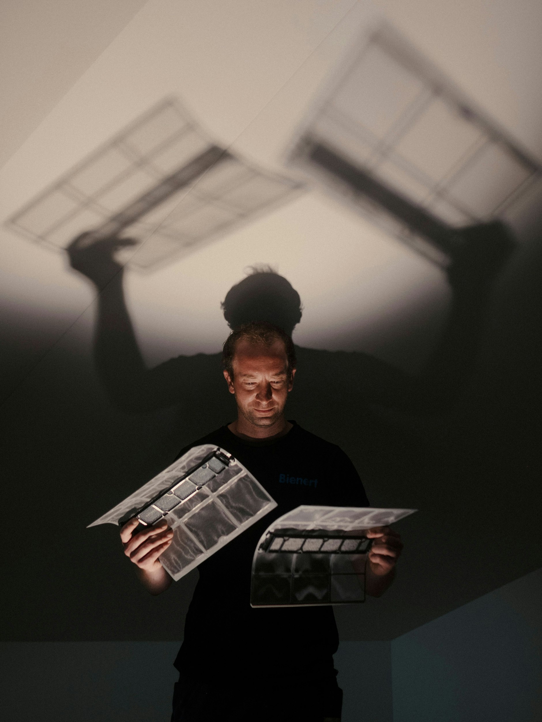 Geschäftsführer Pierre Angermüller mit den Staubfiltern für die insgesamt drei Innengeräte der Klimaanlage.