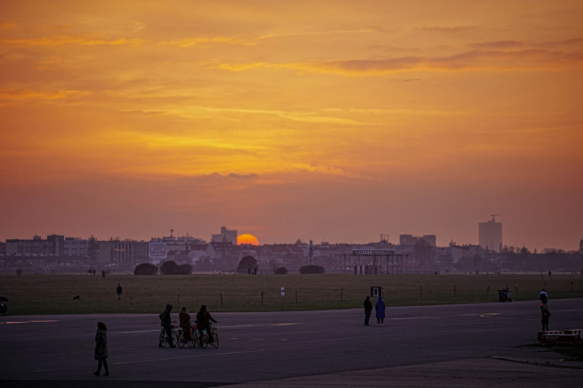Sonnenuntergang über dem Feld