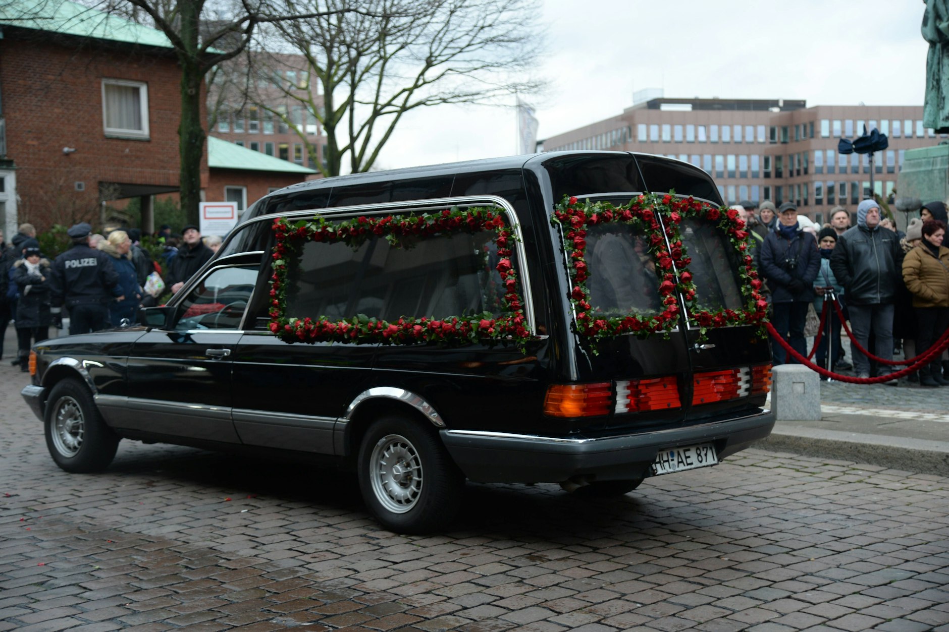 Geschmückter Leichenwagen in Hamburg