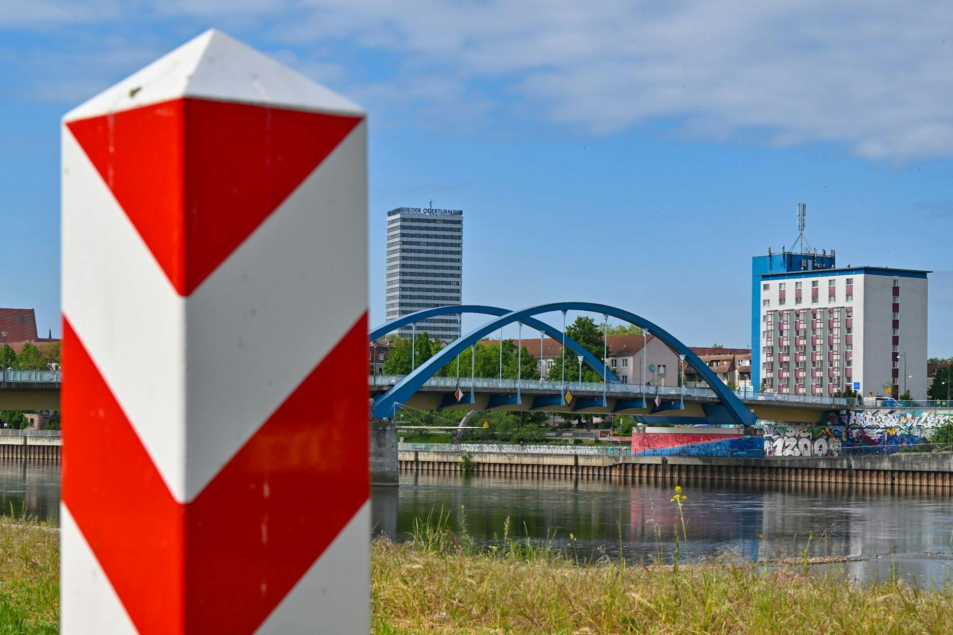 Die Zahl illegaler Einreisen ist in diesem Jahr massiv gestiegen. Die Flüchtlinge kommen über die polnisch-deutsche Grenze. Hier ein Grenzpfeiler in Frankfurt (Oder) in den polnischen Nationalfarben