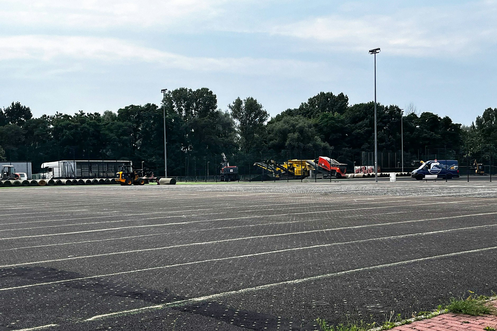 Hinter den Trainingsplätzen werden derzeit beim 1. FC Union die Kunstrasenplätze abgerissen. Teil der Neugestaltung des Trainingszentrums in der Alten Försterei.