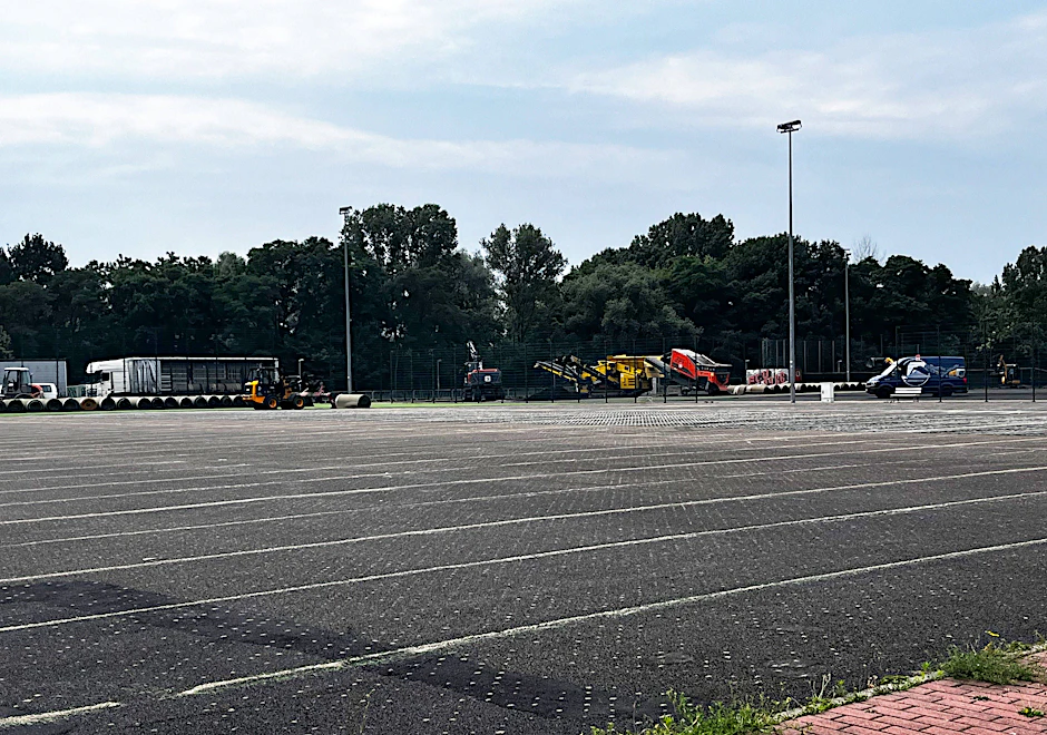 Hinter den Trainingsplätzen werden derzeit beim 1. FC Union die Kunstrasenplätze abgerissen. Teil der Neugestaltung des Trainingszentrums in der Alten Försterei.