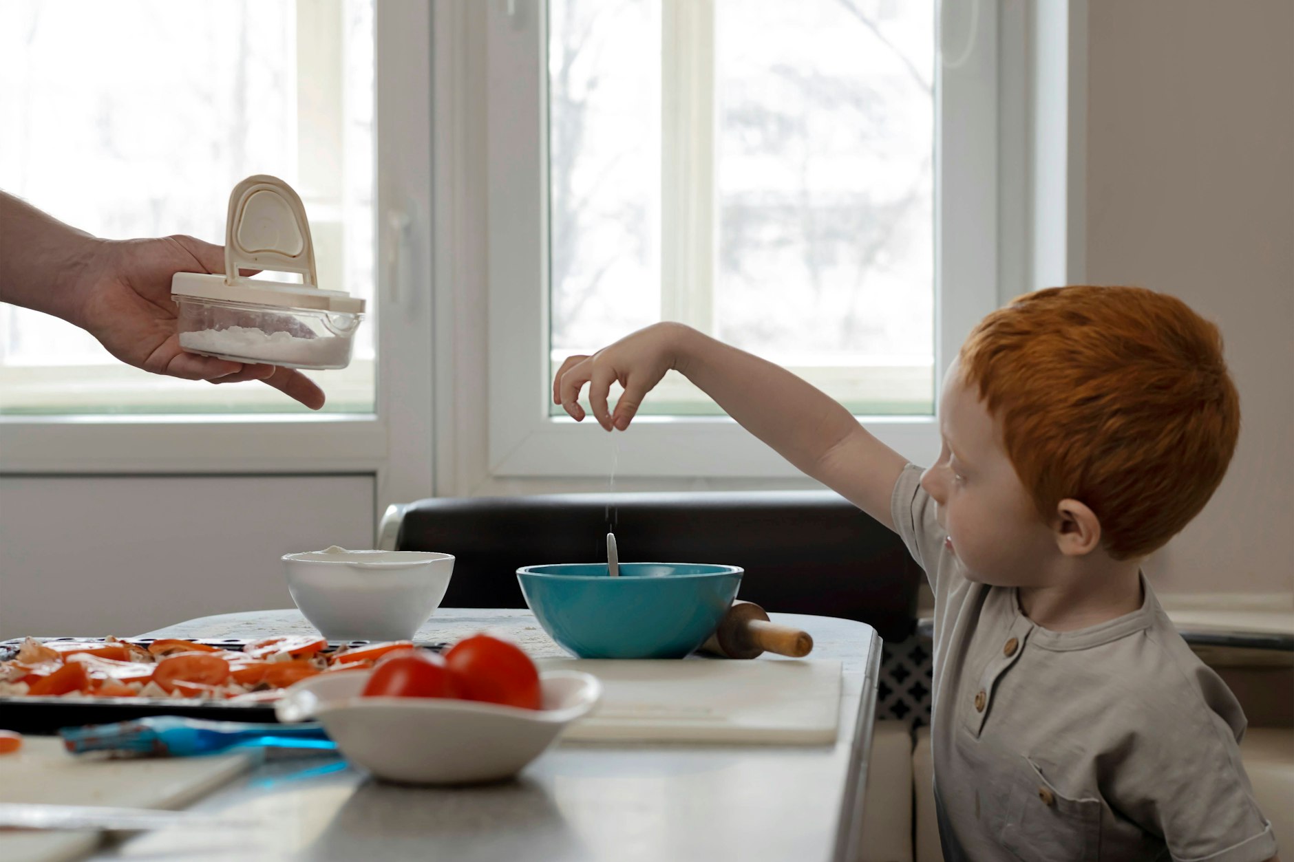 Kind kocht mit Vater
