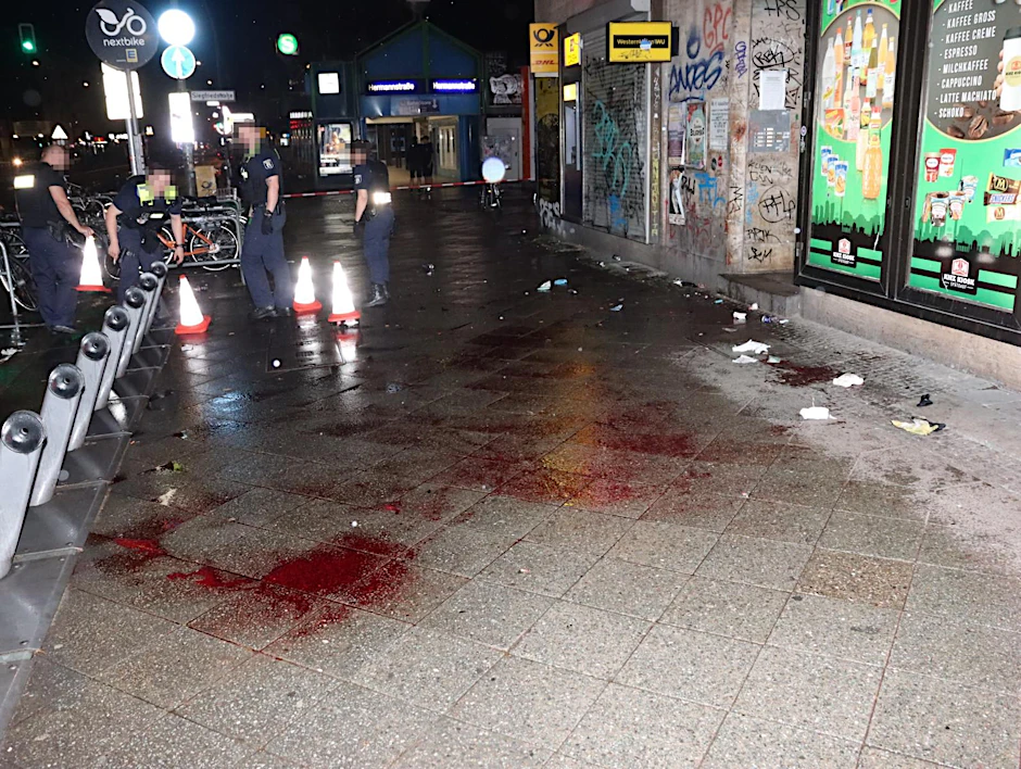 Blutspuren auf dem Gehweg der Hermannstraße&nbsp;