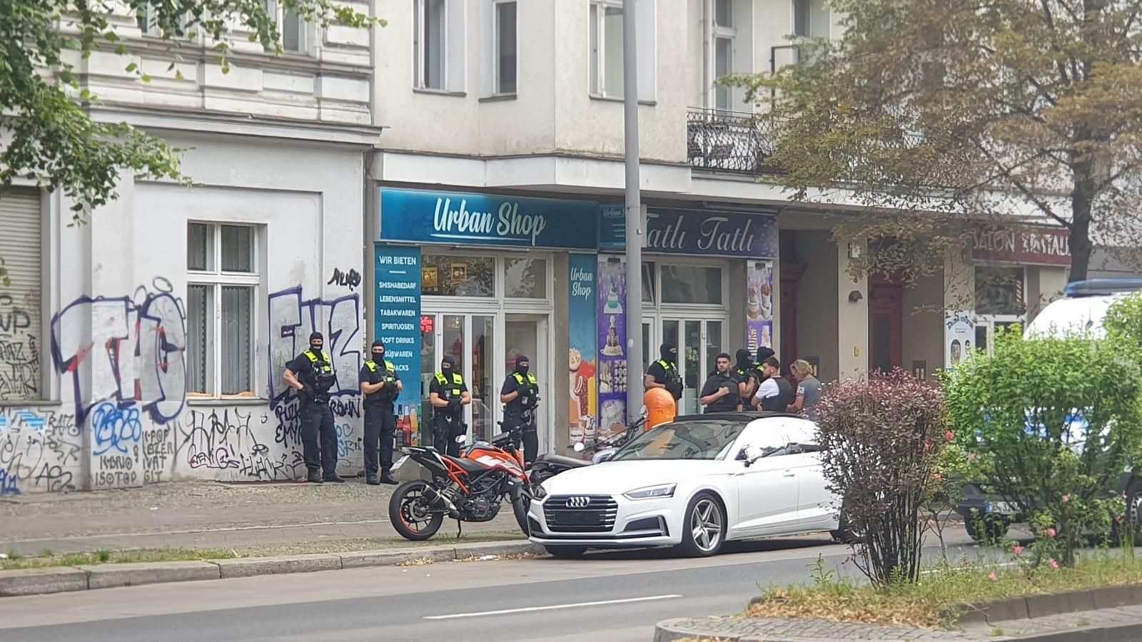 Razzia Gegen Clan-Mitglieder In Kreuzberg: Späti Und Auto Durchsucht