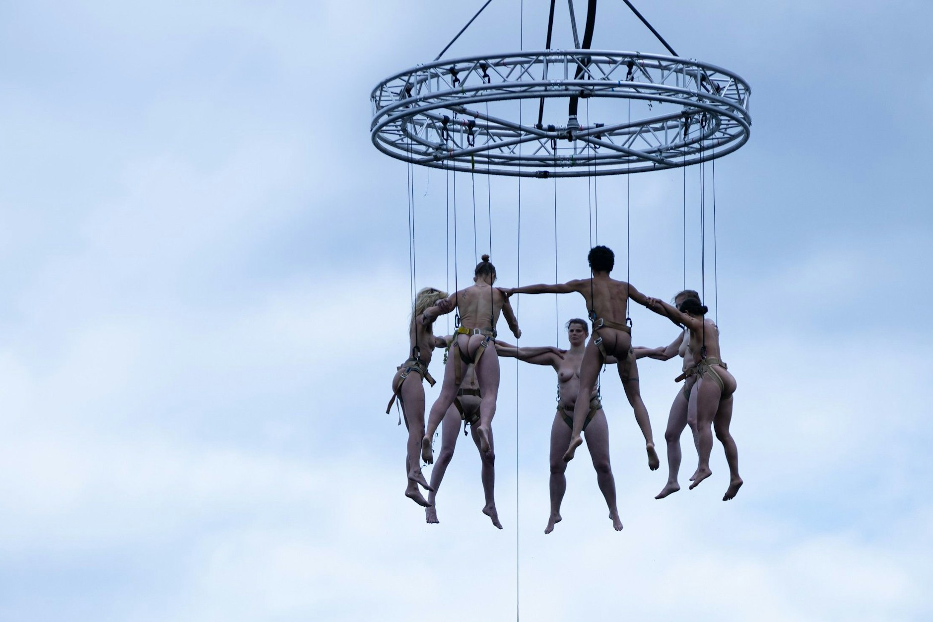 Florentina Holzingers Fleisch-Mobile über dem Müggelsee