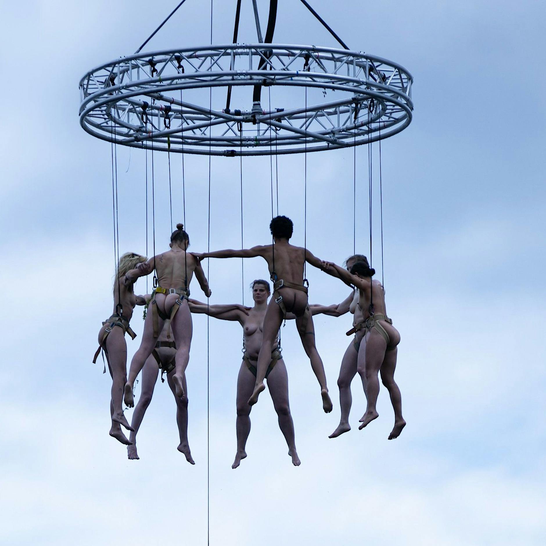 Neue Performance: Florentina Holzinger hängt ein Mobile aus Menschenfleisch über den Müggelsee