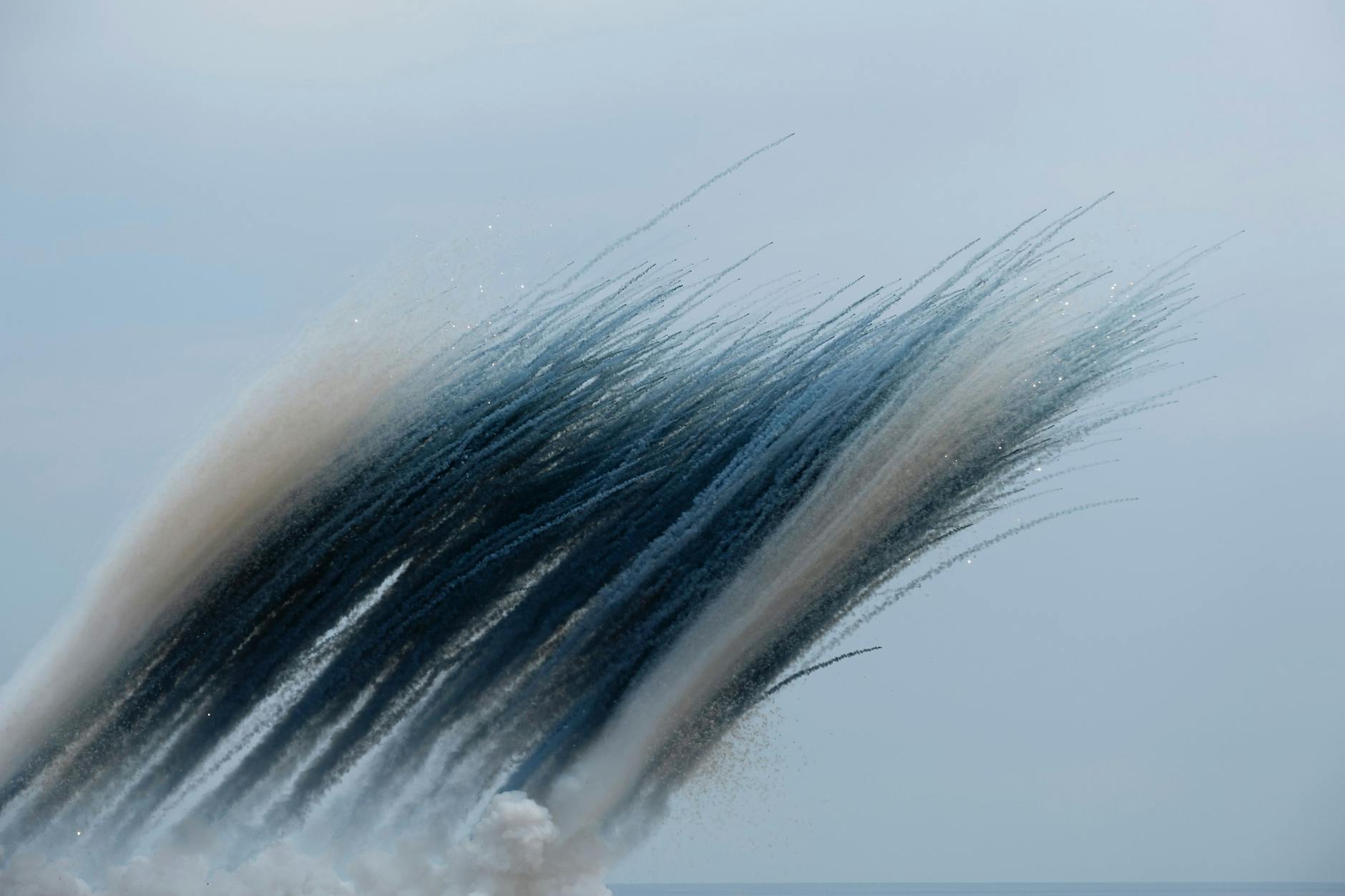 Der farbige Rauch sieht wie Aquarell aus.