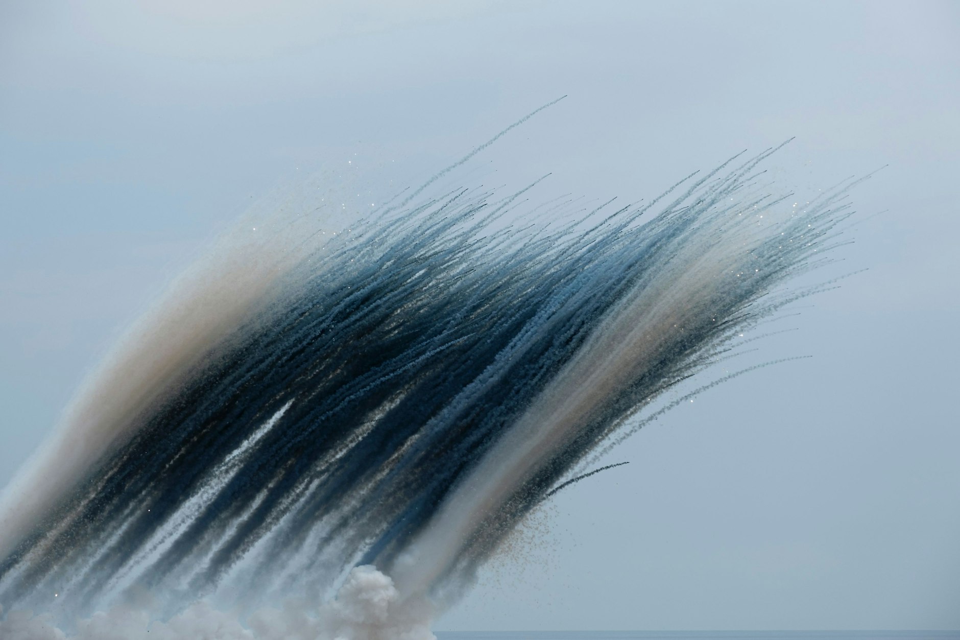 Der farbige Rauch sieht wie Aquarell aus.