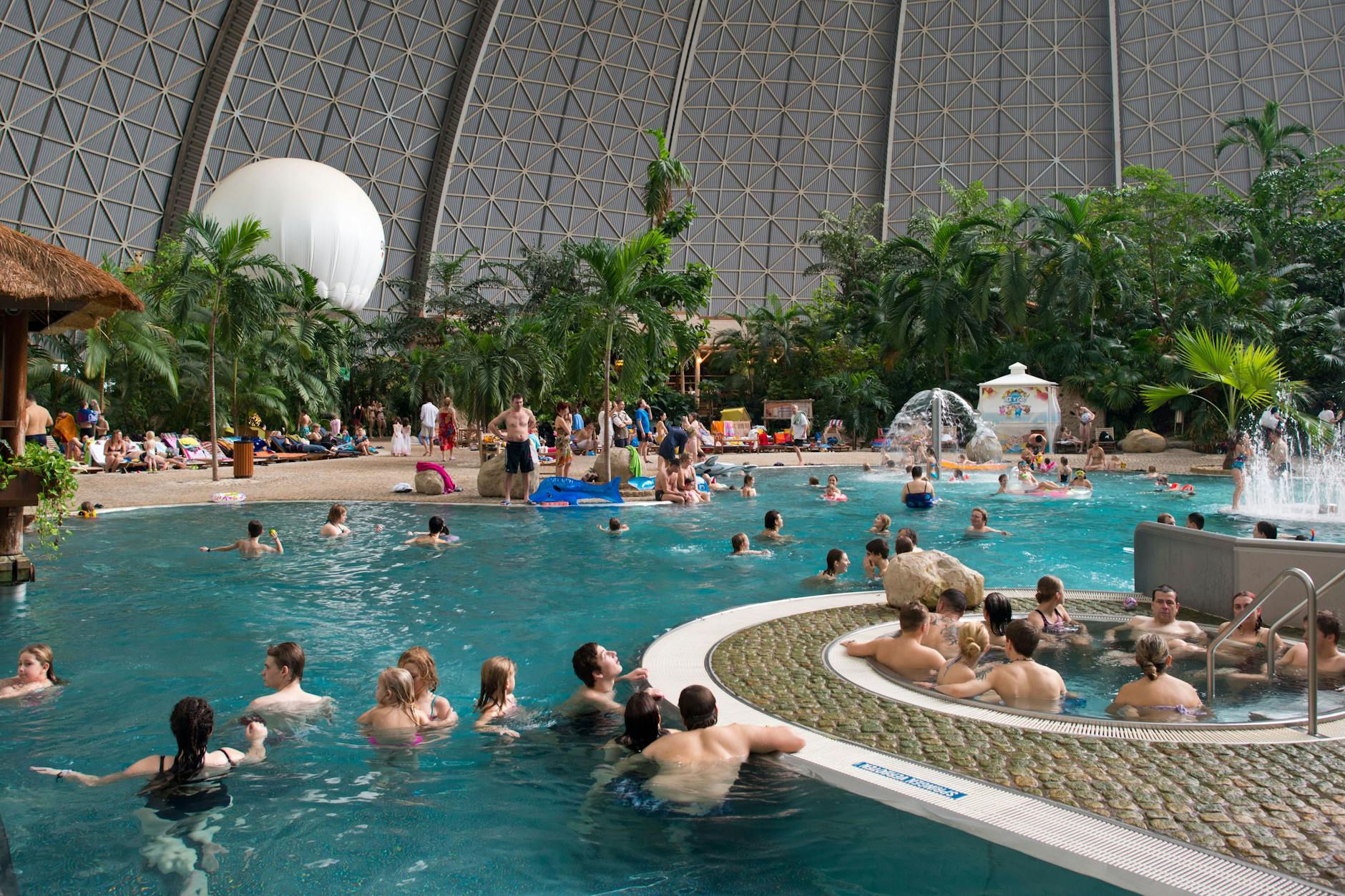 Badegäste im Tropical Islands 