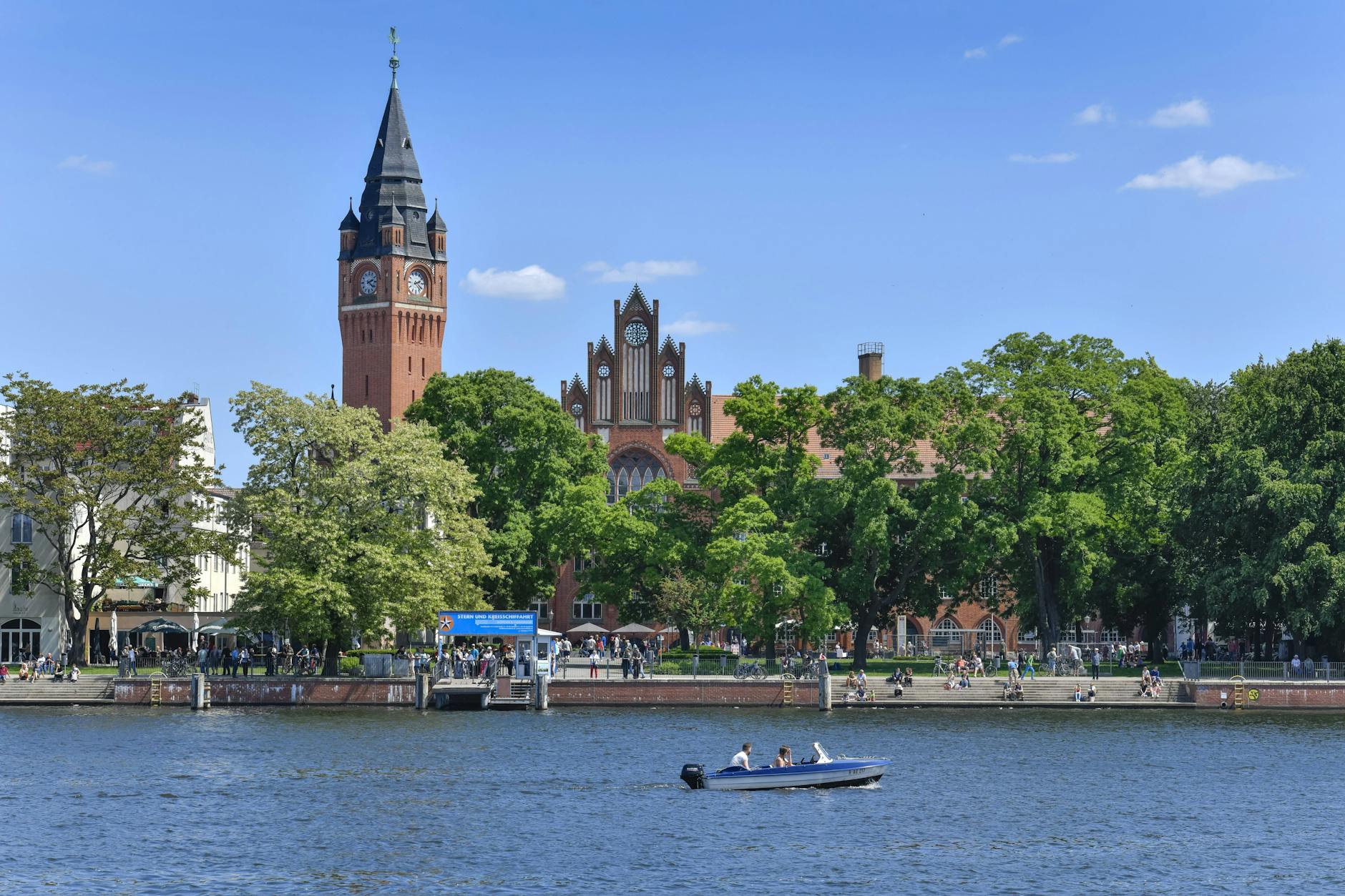 Grün, pittoresk, einladend: Alt-Köpenick mit dem berühmten Rathaus, vom Wasser aus gesehen.