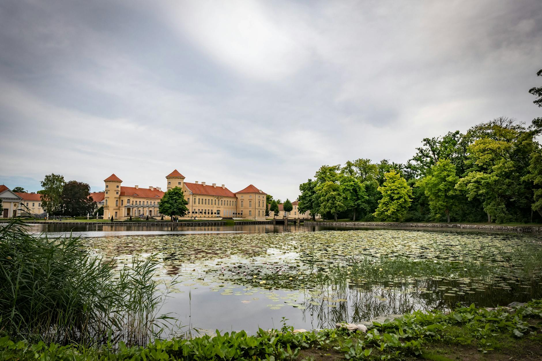 Schloss Rheinsberg und der Lustgarten in Rheinsberg im Landkreis Ostprignitz-Ruppin im Bundesland Brandenburg.