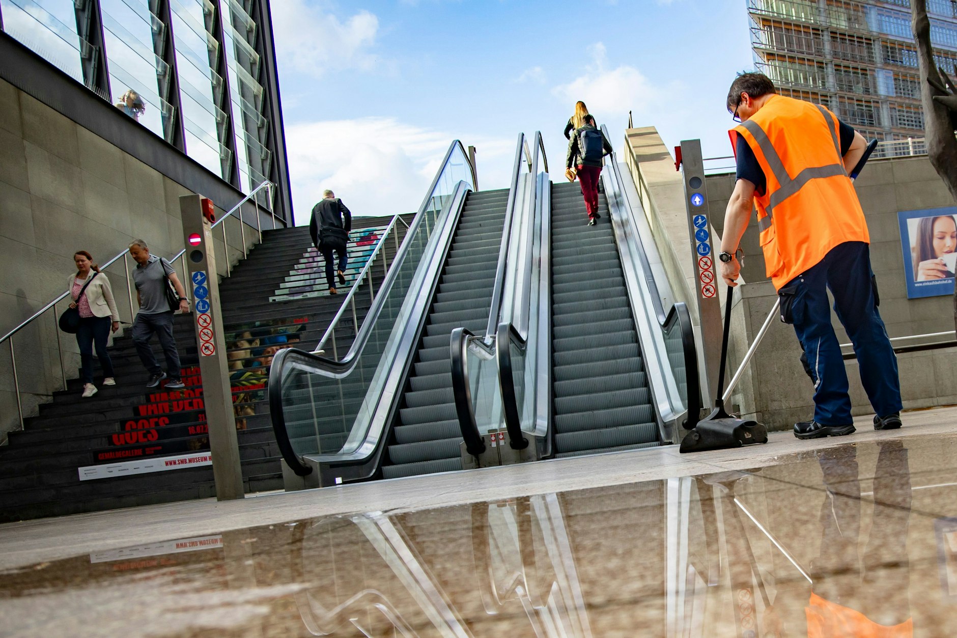 Eine Reinigungskraft arbeitet am Potsdamer Platz in Berlin.