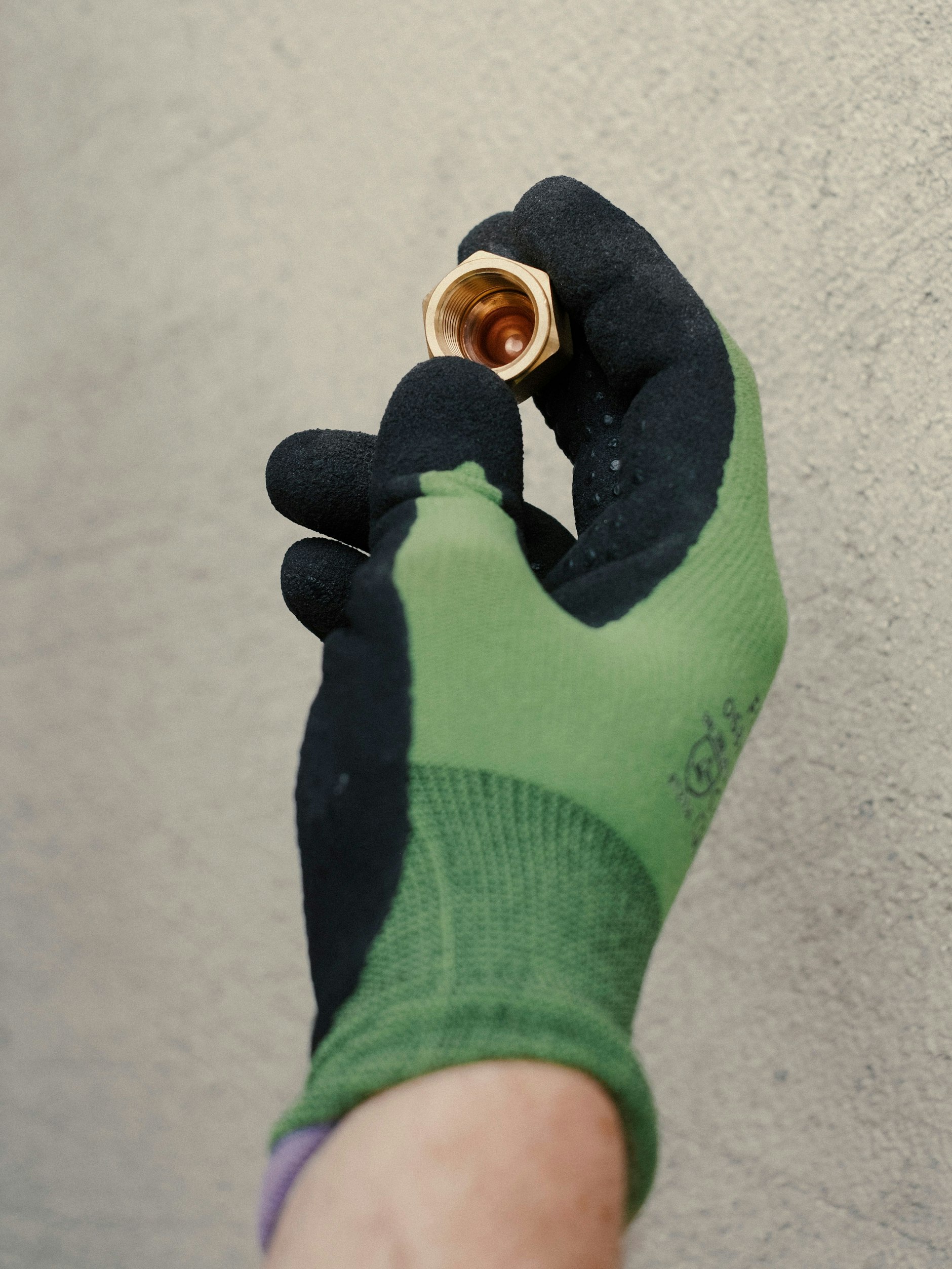 Einzelteile, Geduld und Erfahrung – vor allem das braucht es, um die Split-Klimaanlage funktionstüchtig zu machen.