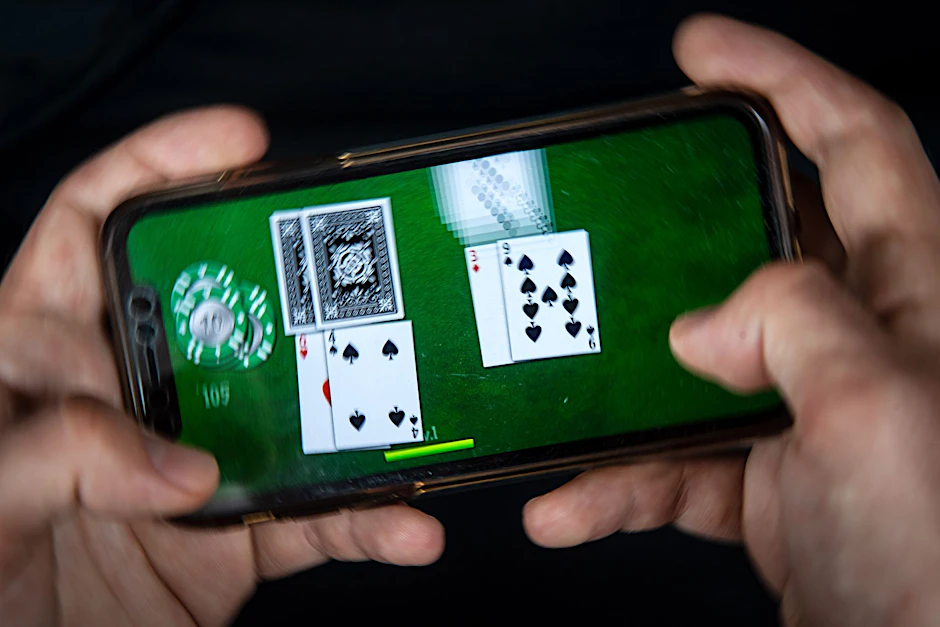 ARCHIV - Zocken am Smartphone: Wird der Rahmen einer Hobbytätigkeit überschritten, gilt das Spielen laut Gericht als gewerblich - und damit steuerpflichtig.  