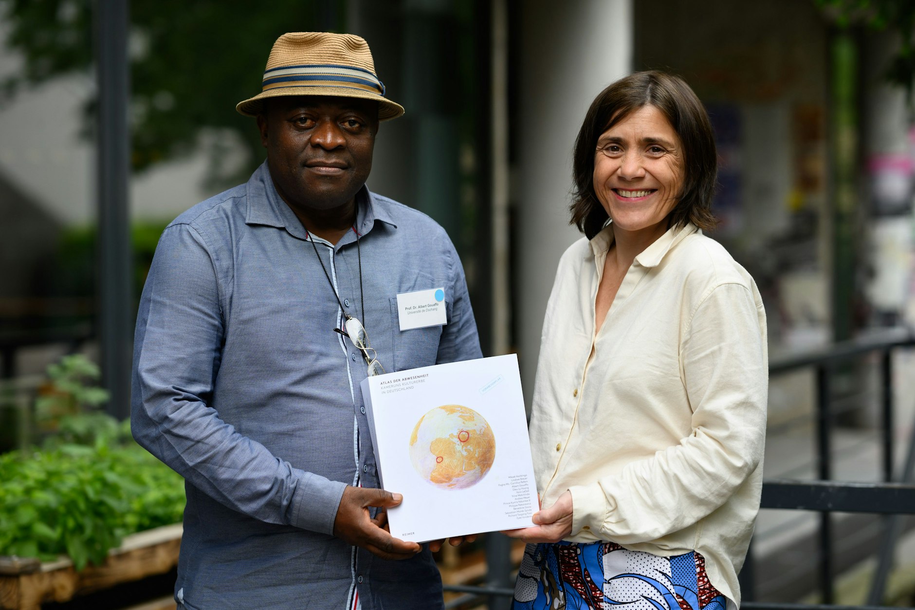 Albert Gouaffo und Bénédicte Savoy stellen die Publikation „Atlas der Abwesenheit – Kameruns Kulturerbe in Deutschland“ vor.&nbsp;